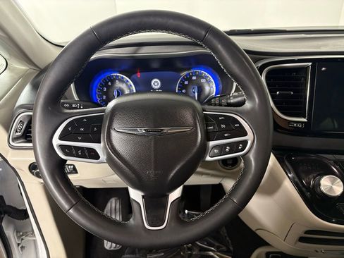 Used 2024 Chrysler Pacifica Touring-L image 22