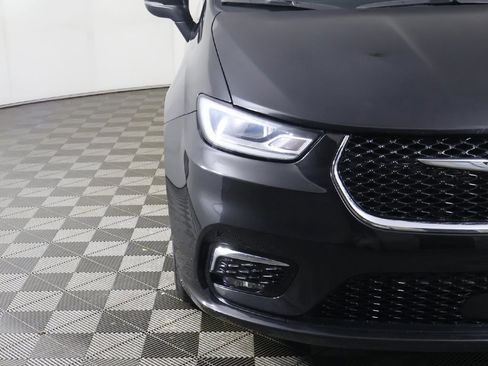 Used 2023 Chrysler Pacifica Touring-L image 14