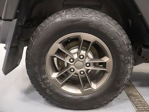 Used 2016 Jeep Wrangler Sahara image 23