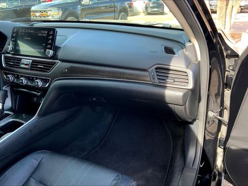 Used 2018 Honda Accord Touring image 18