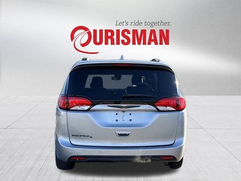 Used 2020 Chrysler Pacifica Touring-L w/ Advanced Safetytec Group image 3