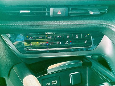 Used 2023 Buick Envision Essence w/ Sport Touring Package FWD image 17