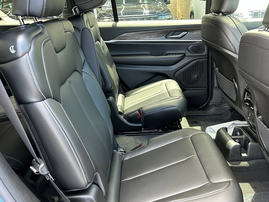 New 2026 Jeep Grand Cherokee L Limited w/ Limited Altitude Package AWD/4WD image 18