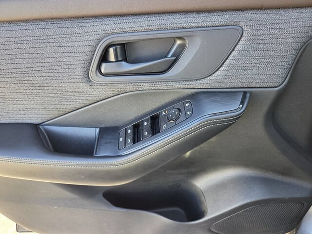 Used 2021 Nissan Rogue S AWD/4WD image 33