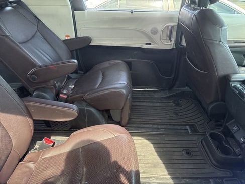 Used 2022 Toyota Sienna Platinum image 8