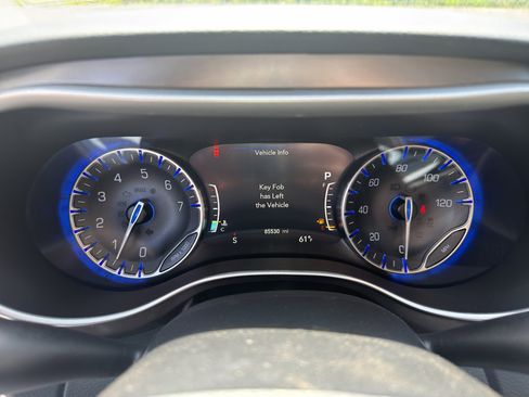 Used 2022 Chrysler Pacifica Touring-L FWD image 8