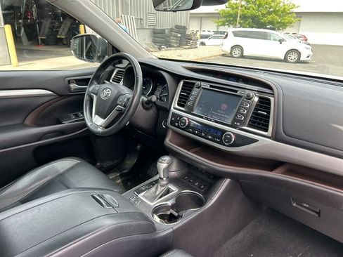 Used 2018 Toyota Highlander XLE AWD/4WD image 37