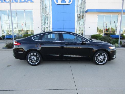 Used 2016 Ford Fusion SE w/ Equipment Group 202A image 4