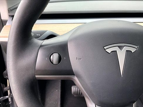Used 2022 Tesla Model Y Long Range AWD/4WD image 23