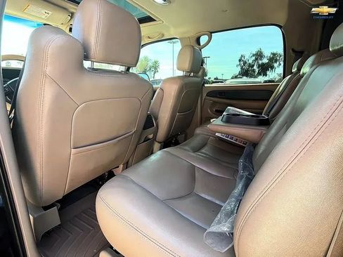 Used 2004 Chevrolet Avalanche 2500 w/ Preferred Equipment Group AWD/4WD image 32