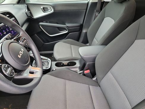 Used 2023 Kia Soul S image 3