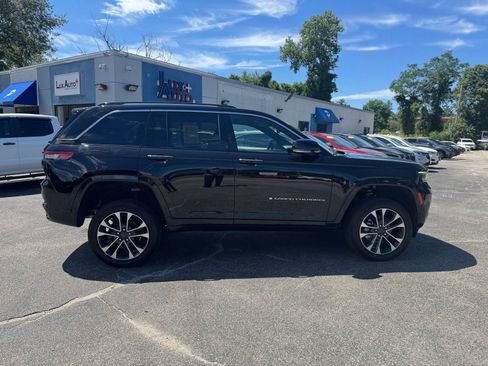 Used 2022 Jeep Grand Cherokee Overland image 2