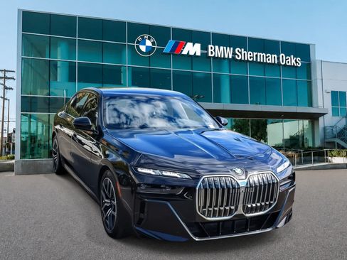 Certified 2026 BMW 740i RWD image 3
