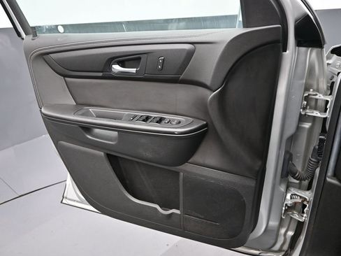 Used 2017 Chevrolet Traverse LT image 14