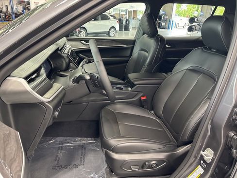 New 2025 Jeep Grand Cherokee L Limited w/ Black Appearance Package image 9