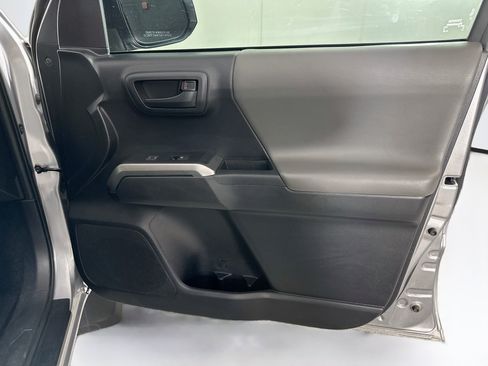 Used 2020 Toyota Tacoma SR5 RWD image 30
