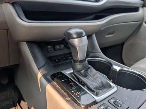 Used 2018 Toyota Highlander XLE AWD/4WD image 24