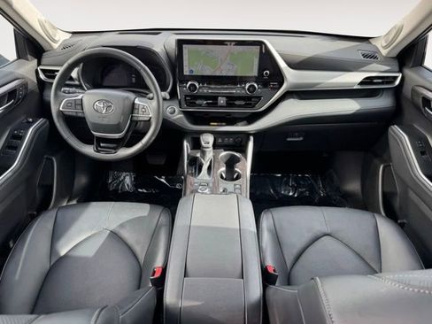 Certified 2025 Toyota Highlander Platinum AWD/4WD image 7
