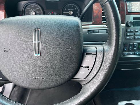 Used 2008 Lincoln Town Car Executive RWD image 33