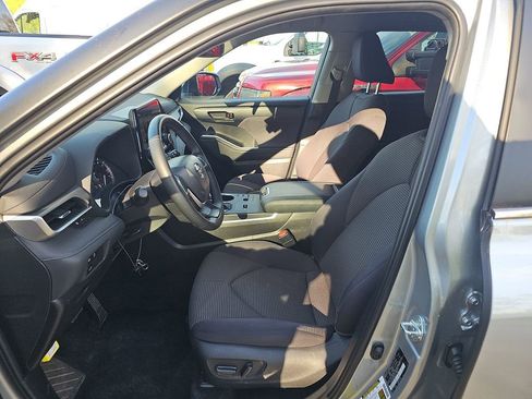 Used 2025 Toyota Highlander LE FWD image 3