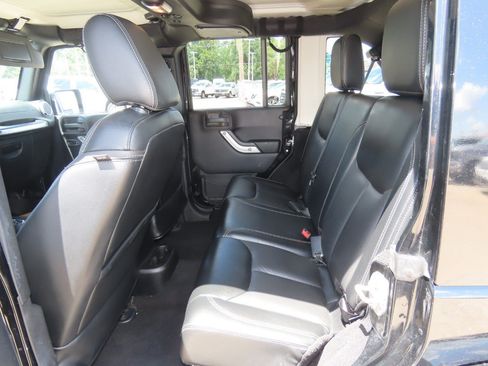 Used 2015 Jeep Wrangler Unlimited Sahara w/ Connectivity Group AWD/4WD image 20