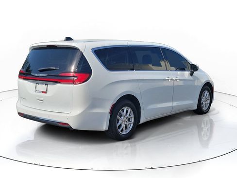 Used 2023 Chrysler Pacifica Touring-L FWD image 6