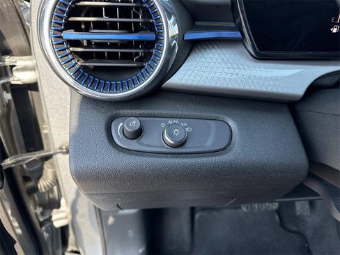 Used 2025 Chevrolet Trax LT w/ LT Convenience Package image 12