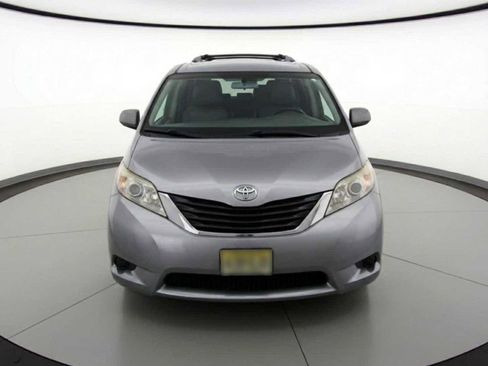 Used 2013 Toyota Sienna LE w/ Towing Pkg image 2
