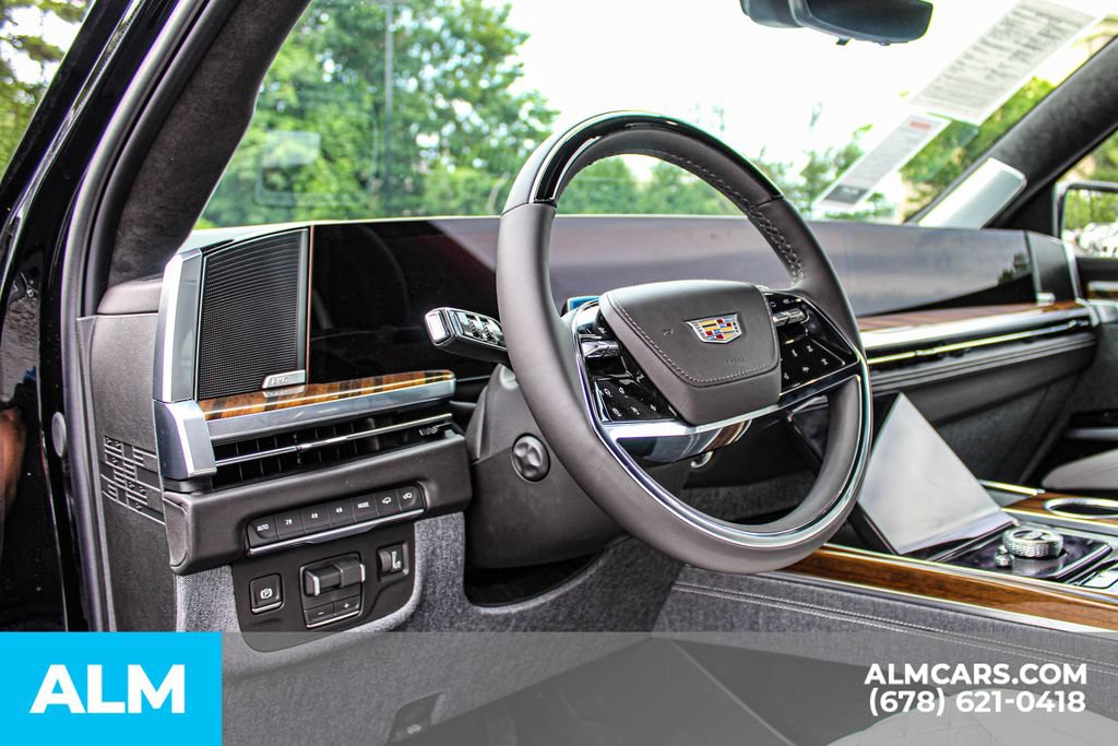 Used 2026 Cadillac Escalade Platinum Sport w/ LPO, Floor Liner Package AWD/4WD image 32