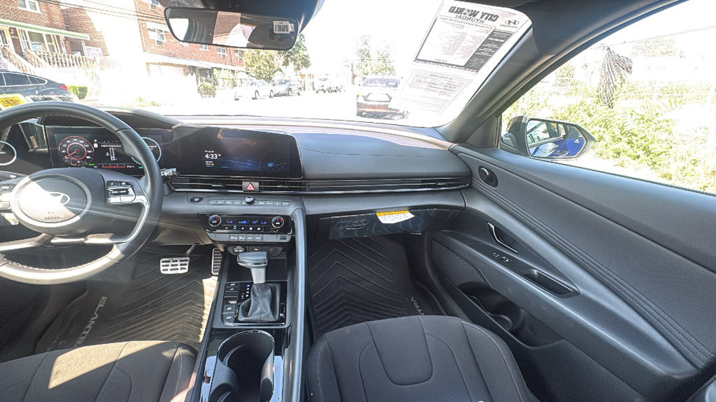 Used 2025 Hyundai Elantra SEL FWD image 30