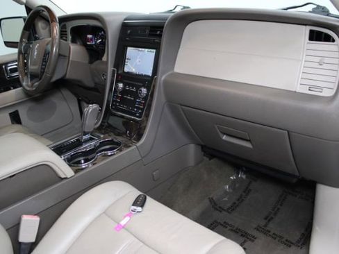 Used 2015 Lincoln Navigator 2WD image 26