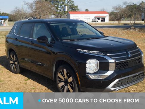 Used 2025 Mitsubishi Outlander SE image 3
