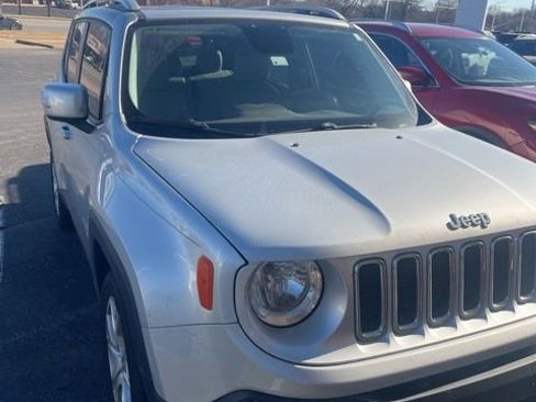Used 2016 Jeep Renegade Limited image 2