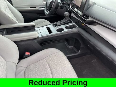 Used 2025 Toyota Sienna LE FWD image 33