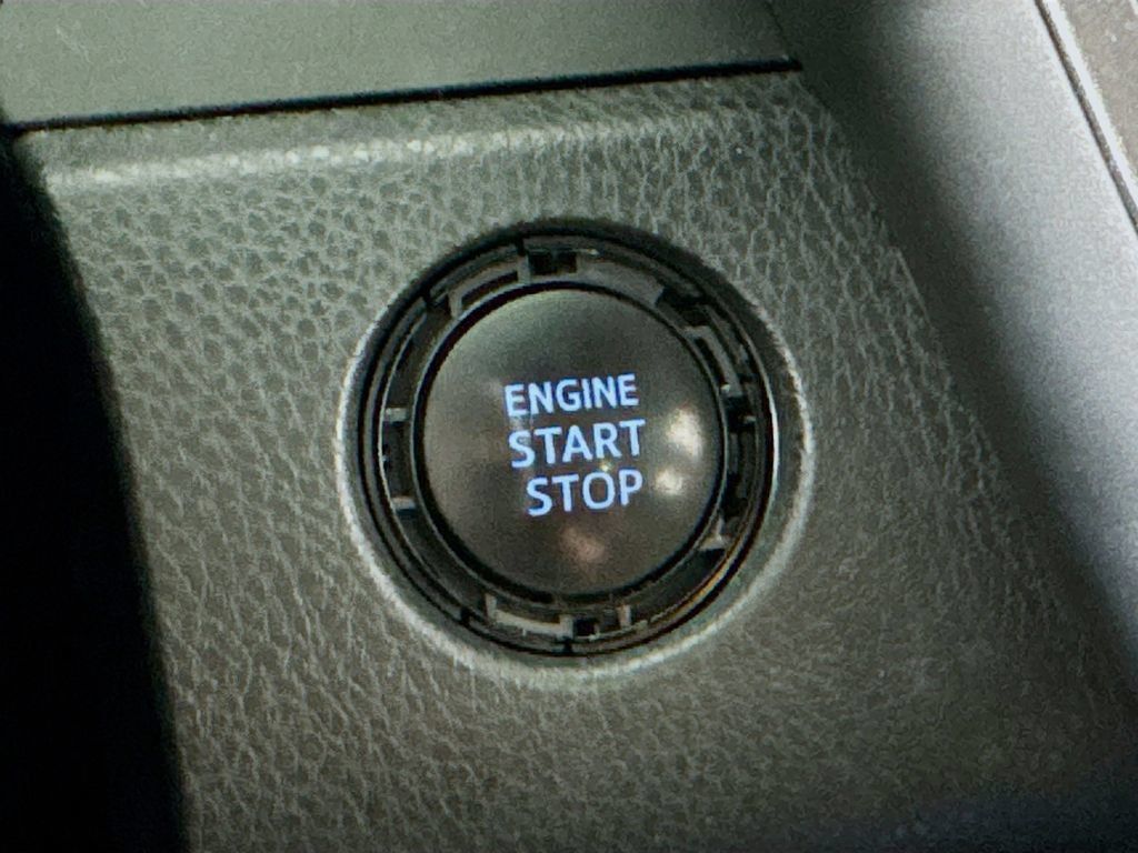 Used 2018 Toyota Camry SE w/ Moonroof Package FWD image 26