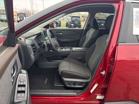 Used 2023 Nissan Rogue SV image 11