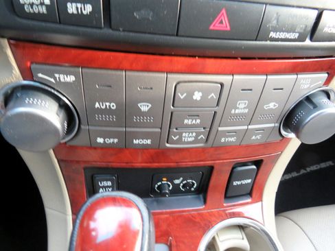 Used 2012 Toyota Highlander Limited w/ Tow Pkg image 16