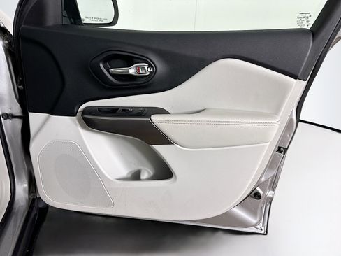 Used 2019 Jeep Cherokee Limited image 34