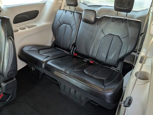 Used 2024 Chrysler Pacifica Touring-L image 20