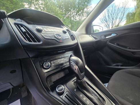 Used 2017 Ford Focus SE FWD image 21
