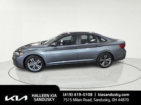 Used 2023 Volkswagen Jetta SE FWD image 2