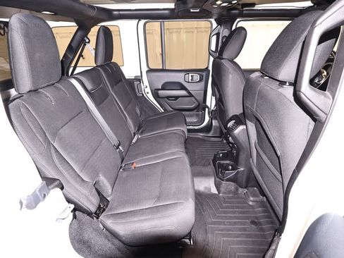 Used 2019 Jeep Wrangler Unlimited Sahara w/ Uconnect 4C Nav & Sound Group AWD/4WD image 16