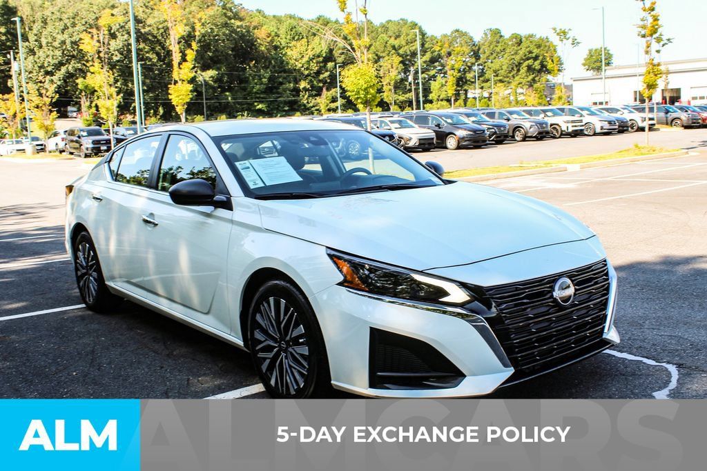 Used 2025 Nissan Altima 2.5 SV FWD image 3