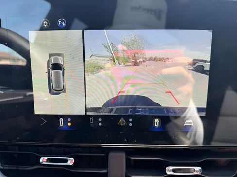 Used 2025 Chevrolet Equinox LT w/ Safety and Technology Package FWD image 15