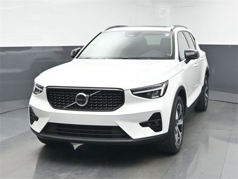 Used 2024 Volvo XC40 B5 Plus image 3