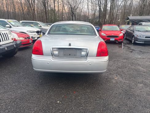 Used 2005 Lincoln Town Car Signature Limited image 14