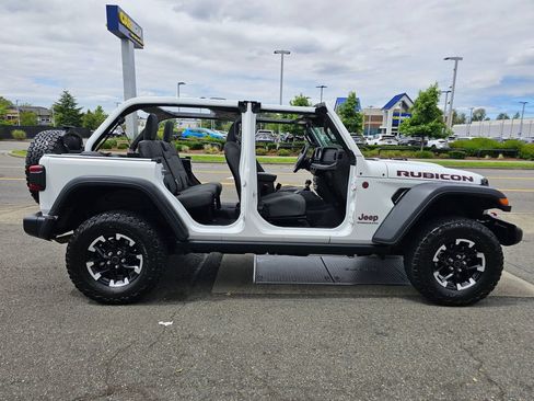 Used 2025 Jeep Wrangler Unlimited Rubicon AWD/4WD image 11