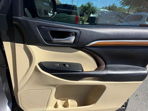 Used 2018 Toyota Highlander Limited Platinum FWD image 26