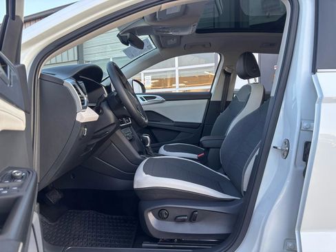 Used 2025 Volkswagen Taos SE w/ Panoramic Sunroof Package image 4