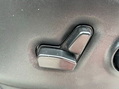 Used 2019 Chrysler Pacifica Touring-L FWD image 13